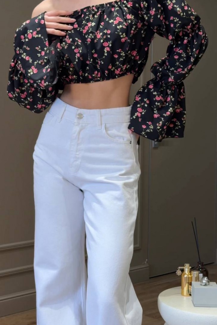 Легкий кроп-топ с открытыми плечами INNA-717A350