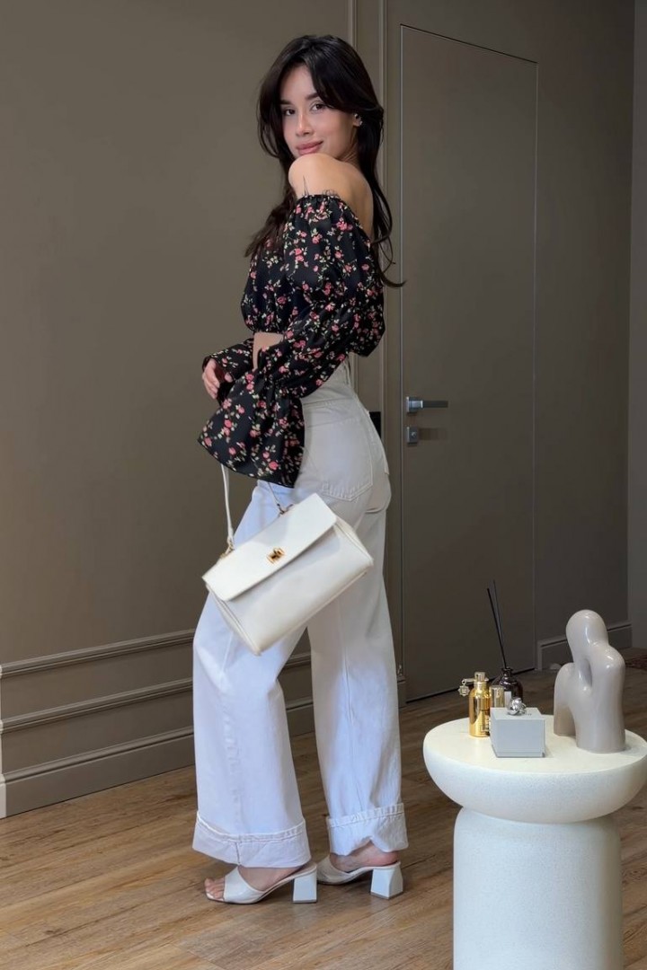 Легкий кроп-топ с открытыми плечами INNA-717A350