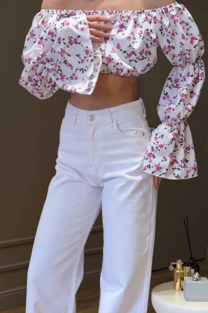 Легкий кроп-топ с открытыми плечами INNA-717A350