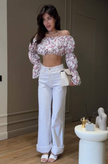 Легкий кроп-топ с открытыми плечами INNA-717A350 Легкий кроп-топ с открытыми плечами INNA-717A350