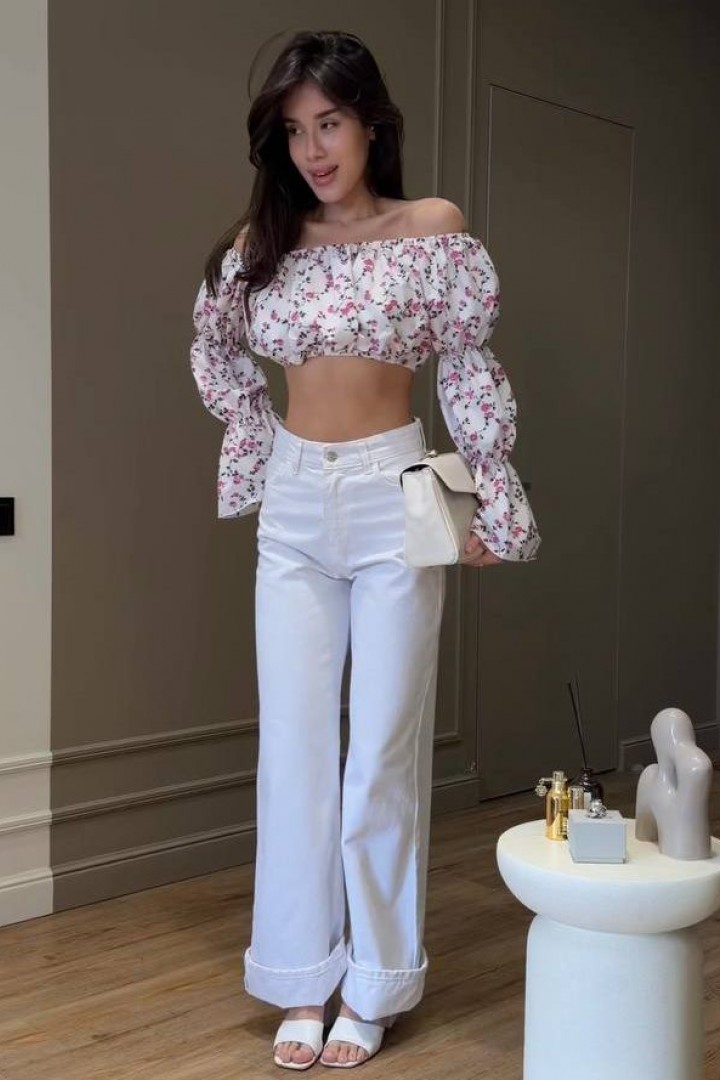 Легкий кроп-топ с открытыми плечами INNA-717A350