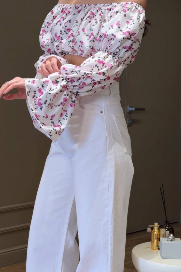 Легкий кроп-топ с открытыми плечами INNA-717A350