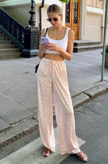 Шелковые брюки с принтом Лео GUA-024A350