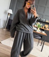 Свободный костюм женский  AP-1130A1000