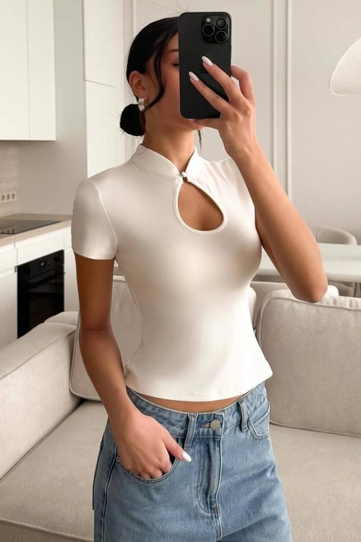 Футболка з делікатним вирізом STB-051A299