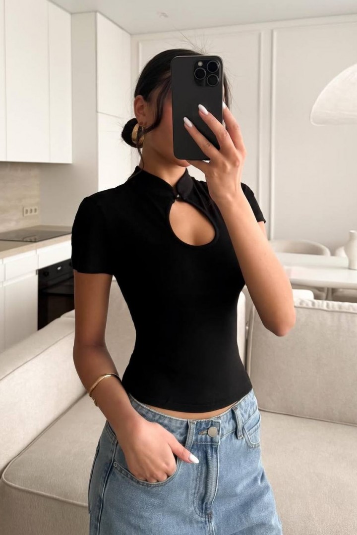 Футболка з делікатним вирізом STB-051A299