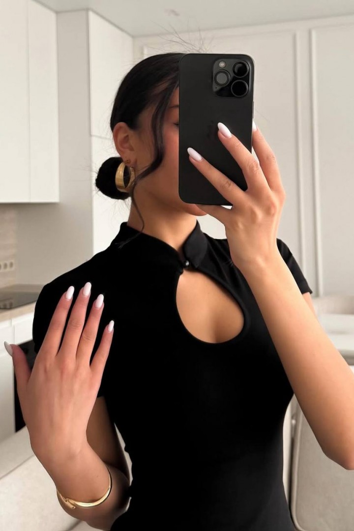 Футболка з делікатним вирізом STB-051A299