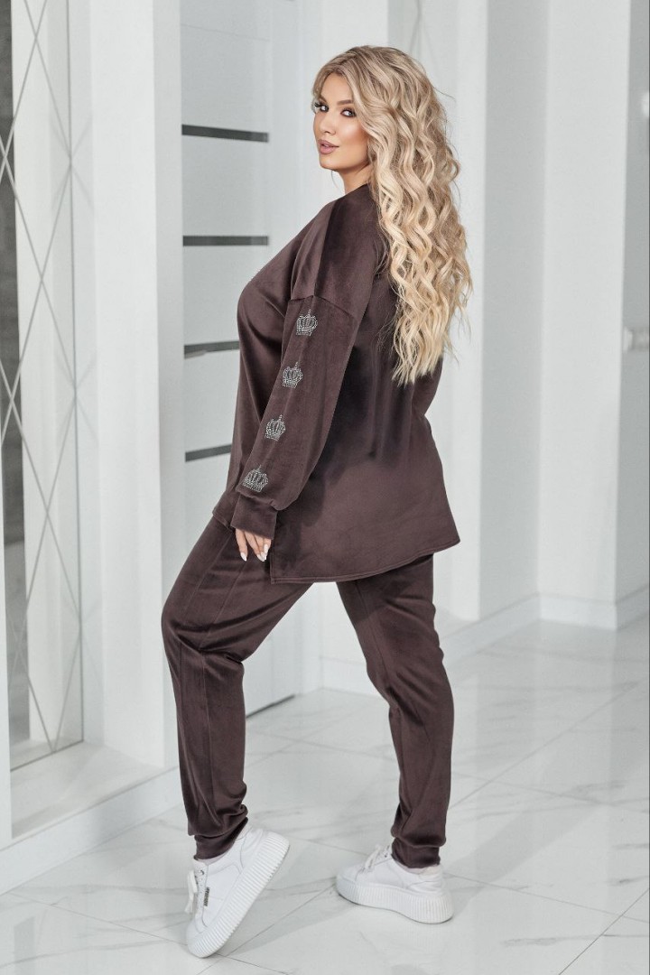 Велюровий костюм зі стразами VOJ-336A750