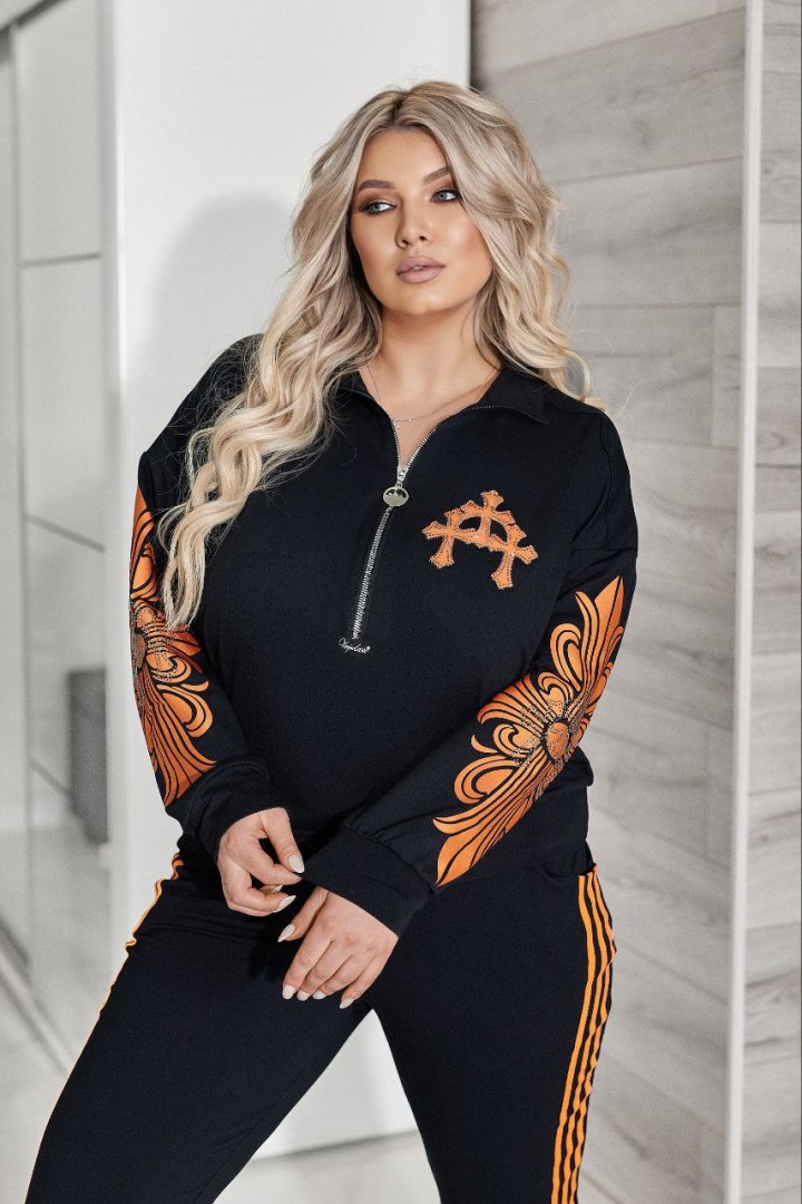 Стильний костюм з аплікацією VOJ-340A800