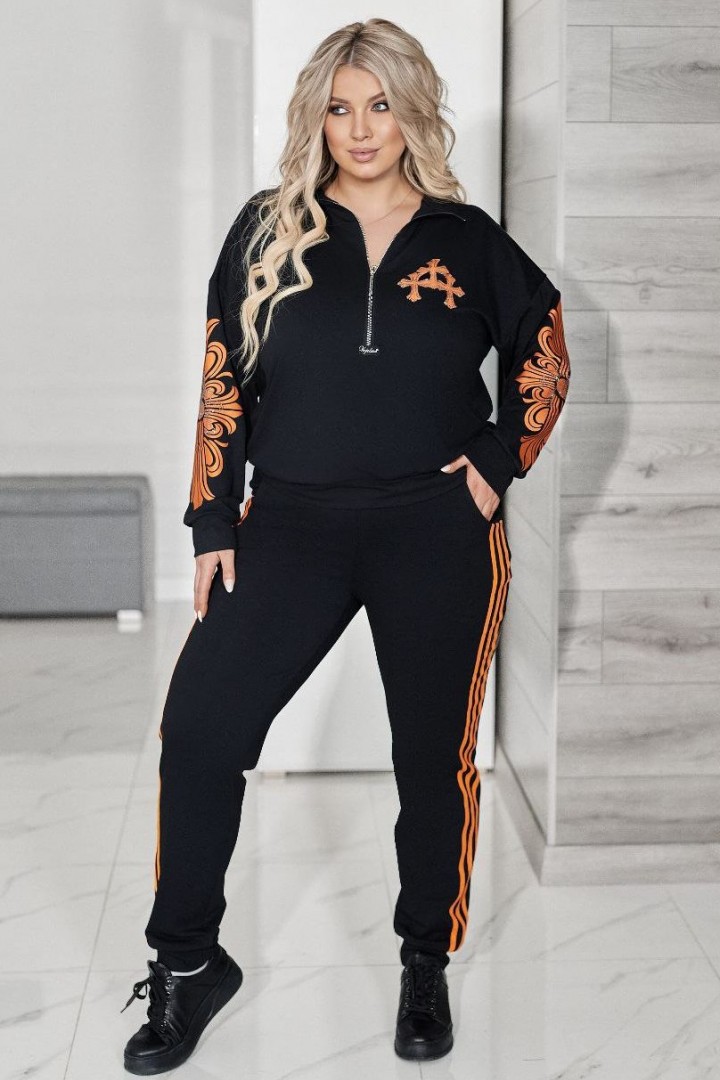 Стильний костюм з аплікацією VOJ-340A800