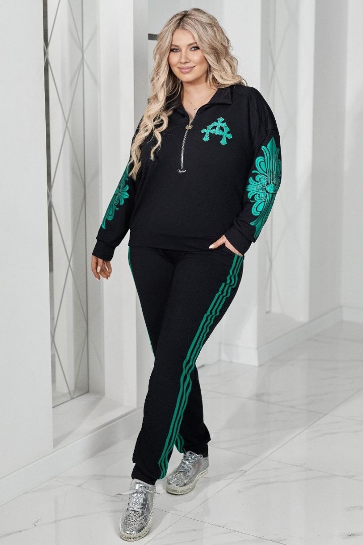 Стильний костюм з аплікацією VOJ-340A800