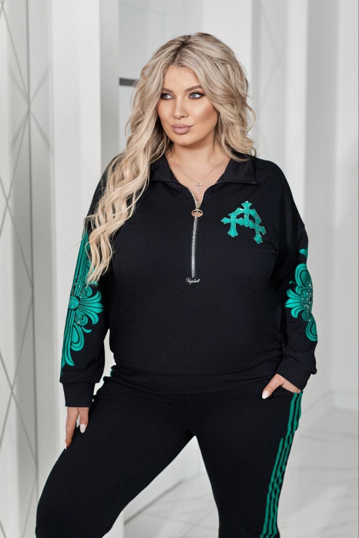 Стильний костюм з аплікацією VOJ-340A800