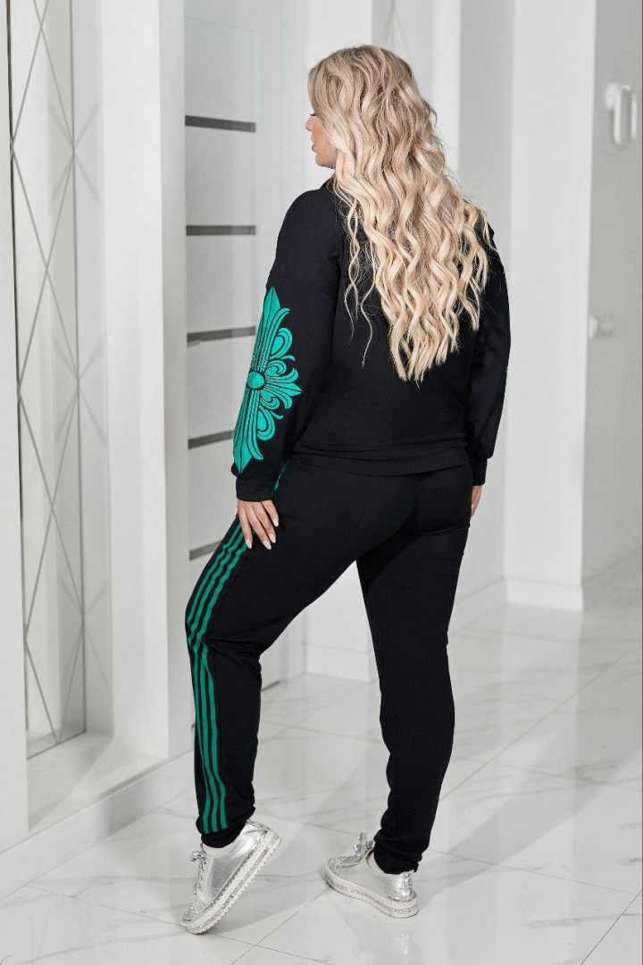 Стильний костюм з аплікацією VOJ-340A800