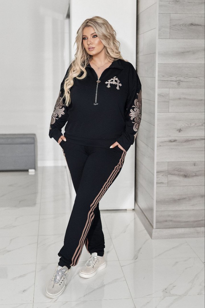 Стильний костюм з аплікацією VOJ-340A800