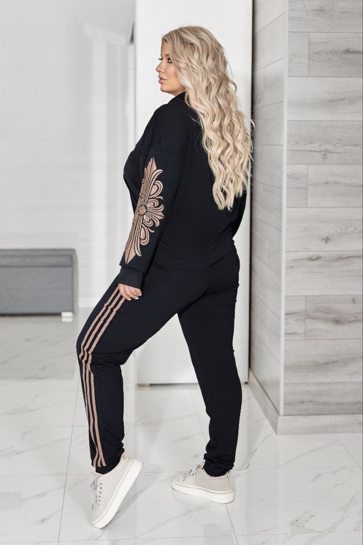 Стильний костюм з аплікацією VOJ-340A800