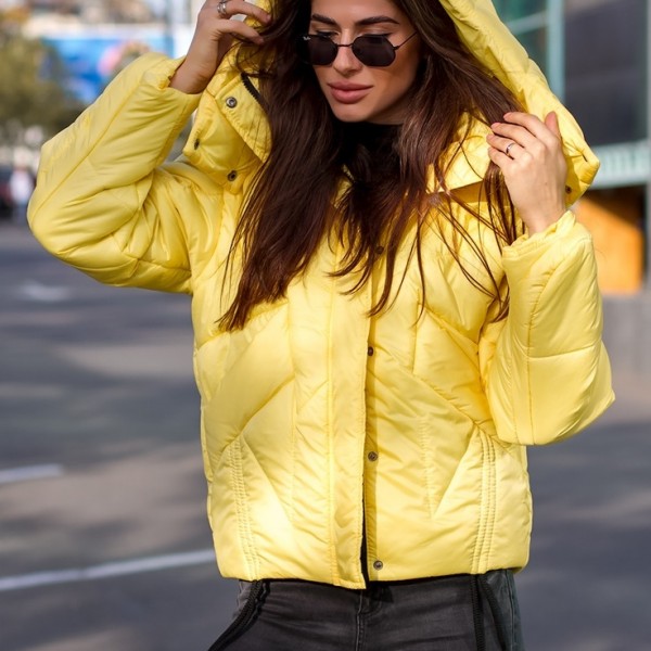Женщина в желтой куртке