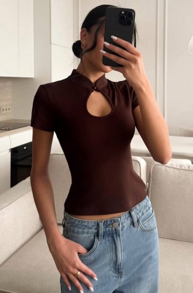 Стильная женская футболка с вырезом MIK-1732A260