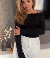 Кофта c  открытиями плечами  BRA-140A249