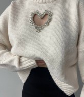 Свитер с сердечком  AMU-2379A770