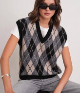 Стильный вязаный жилет  AMU-6930A540