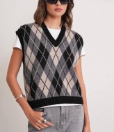 Стильный вязаный жилет  AMU-6930A540