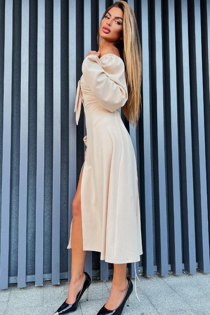 Платье с декольте  MB-63A650