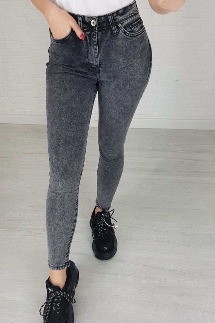 серые джинсы женские
