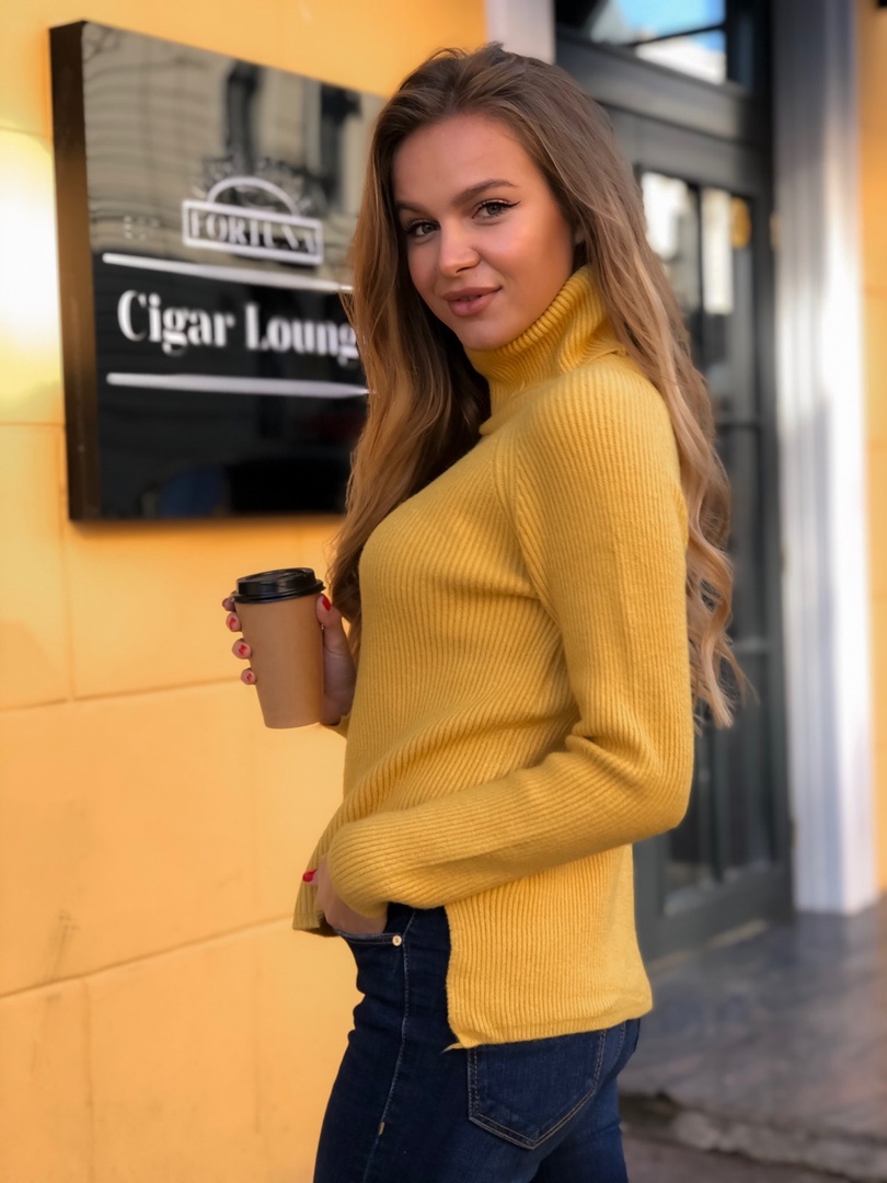 желтый свитер женский