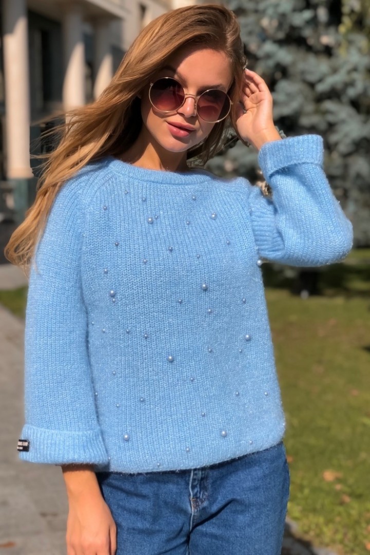 голубой свитер