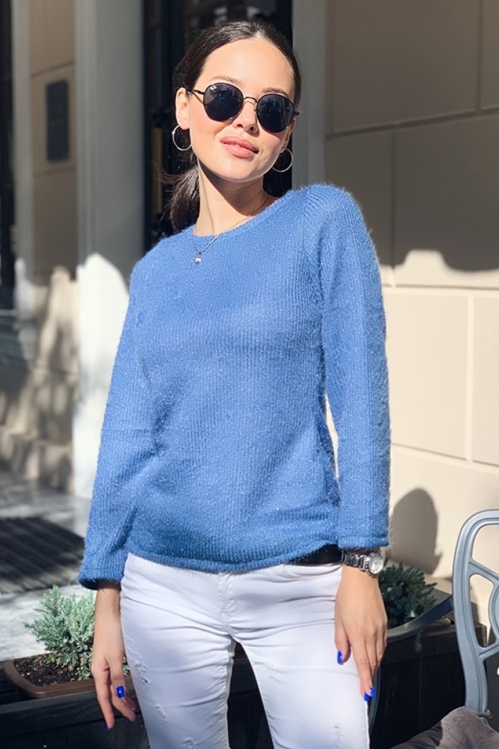 свитер голубого цвета