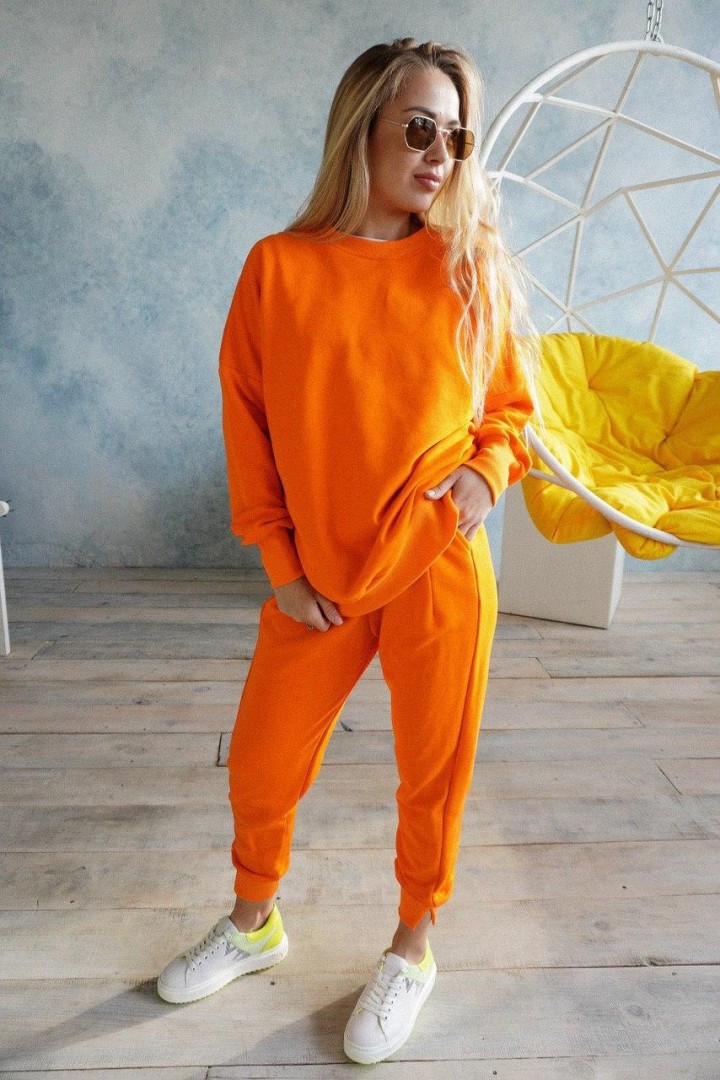 оранжевый спортивный костюм